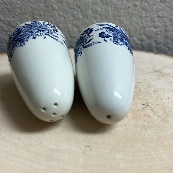 Vintage Churchill Courier and Ives Blue & White Salt and Pepper shakers - Picture 6 of 8